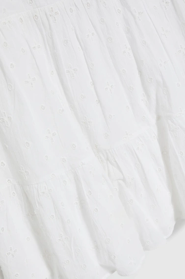 Rozkloszowana sukienka z krótkimi rękawami biała