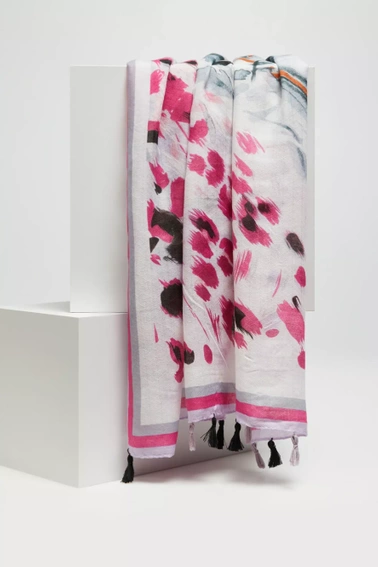 Letni szal z delikatnymi frędzlami różowy