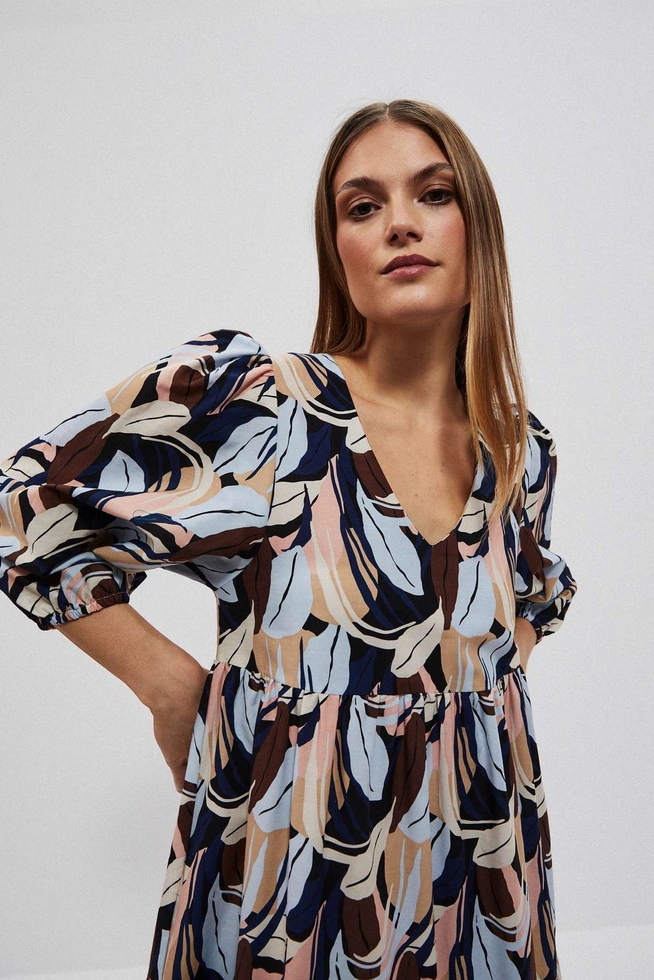 Wzorzysta sukienka midi z falbaną ciemnobeżowa