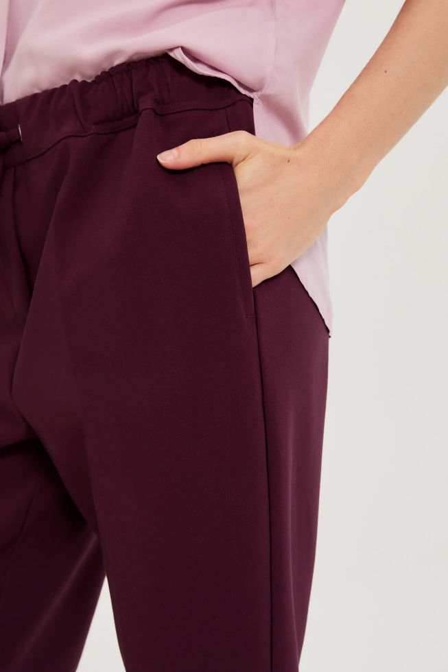 Spodnie w kant z prostymi nogawkami burgundowe
