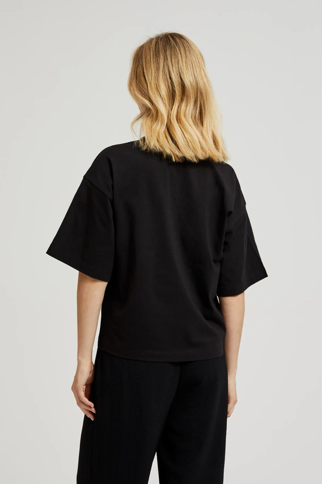 Bluzka z kieszonką ozdobnioną cekinami czarna