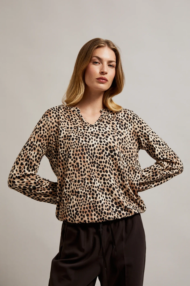 Sweter w zwierzęcy wzór beżowy