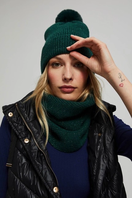 Czapka z pomponem i metaliczną nitką szmaragdowa