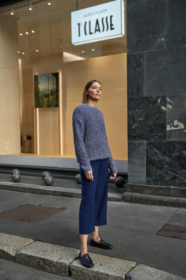 Sweter ozdobiony kolorową nitką granatowy