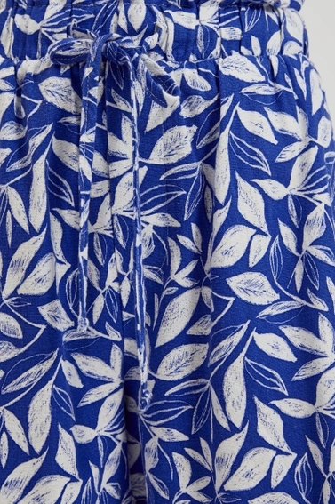 Lniane szorty z roślinnym wzorem niebieskie