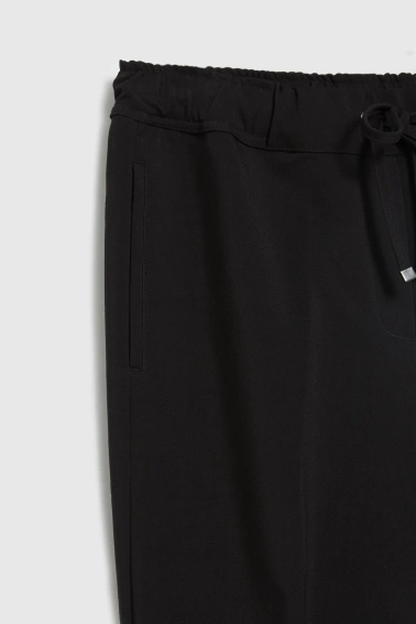 Spodnie w kant z prostymi nogawkami czarne