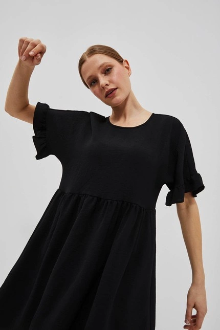 Sukienka z falbaną przy rękawie czarna