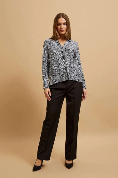 Koszula z dekoltem w serek czarno-biała