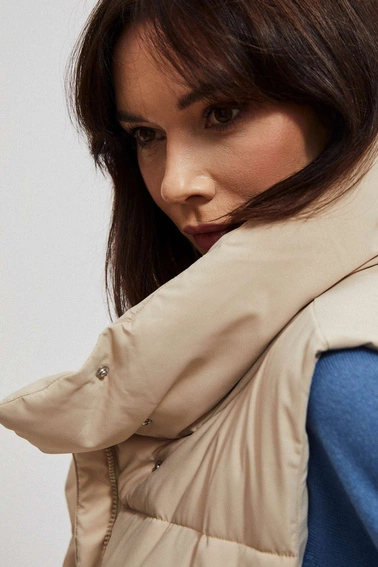 Krótka, pikowana kamizelka ze stójką