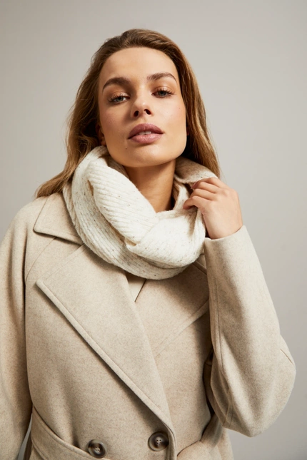 Komin ze strukturalnego materiału beżowy