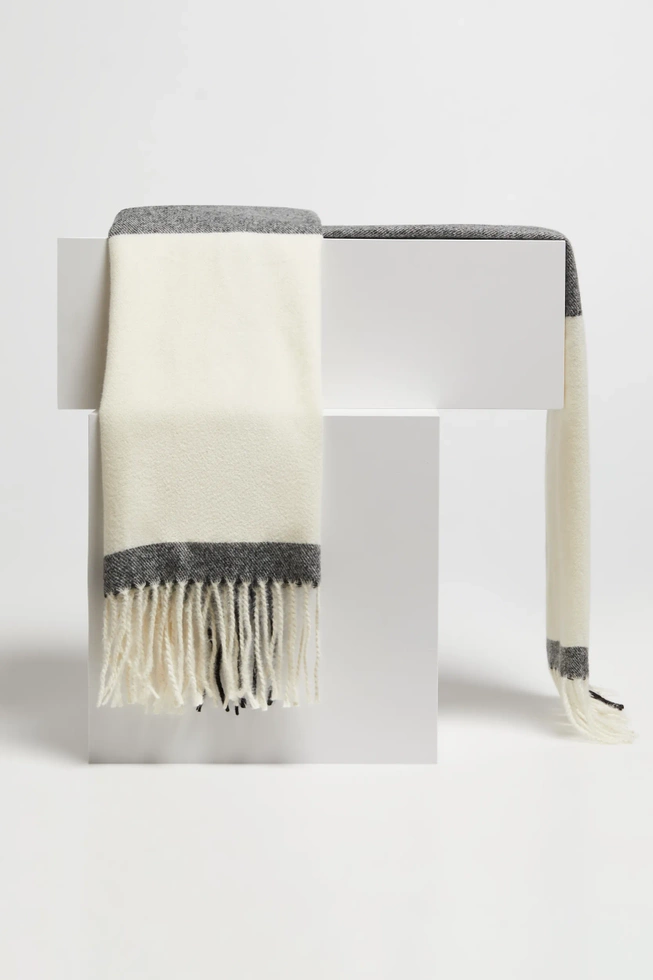 Ciepły szal z frędzlami czarny