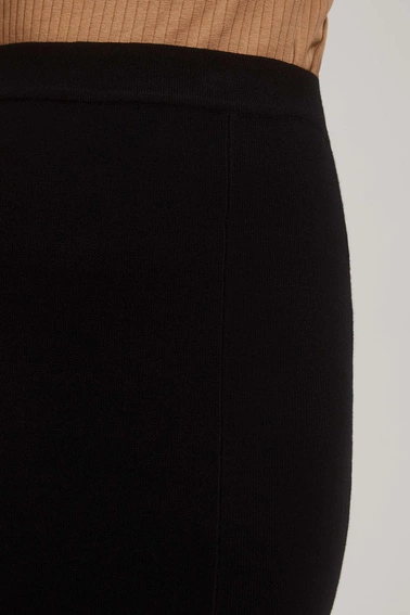 Ołówkowa spódnica midi z rozcięciem czarna