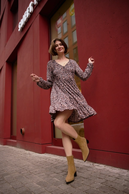 Sukienka w panterkę z falbaną czarna