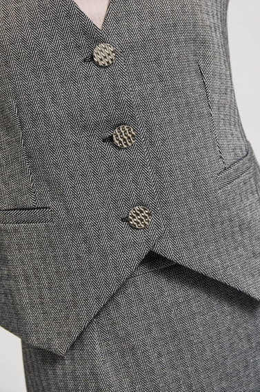 Elegancka kamizelka z guzikami w kolorze srebrnym szara