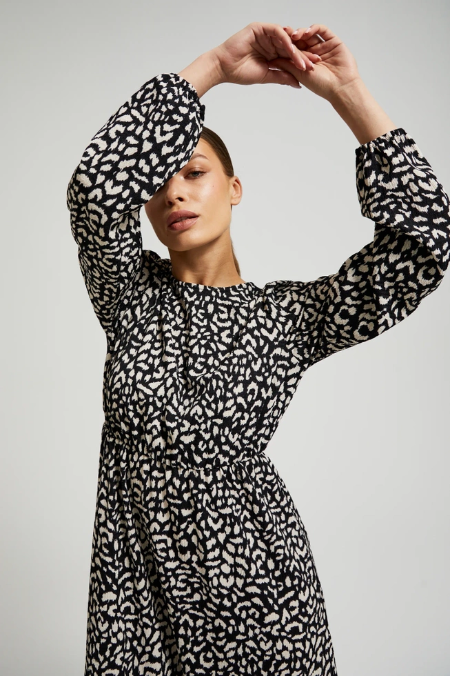 Sukienka midi z rozkloszowanym dołem czarna