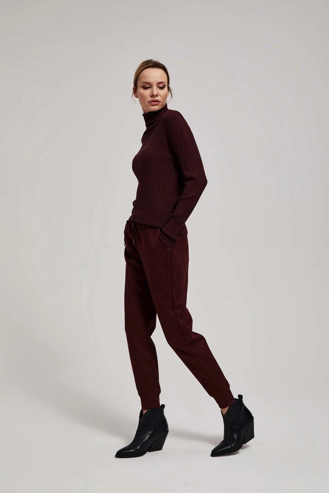 Cienki sweter z golfem kasztanowy