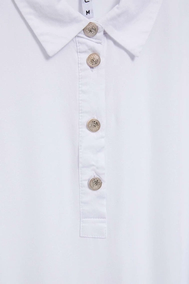 Koszula z ozdobnymi guzikami na dekolcie i rękawach biała