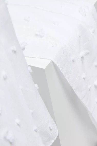 Gładki letni szal biały