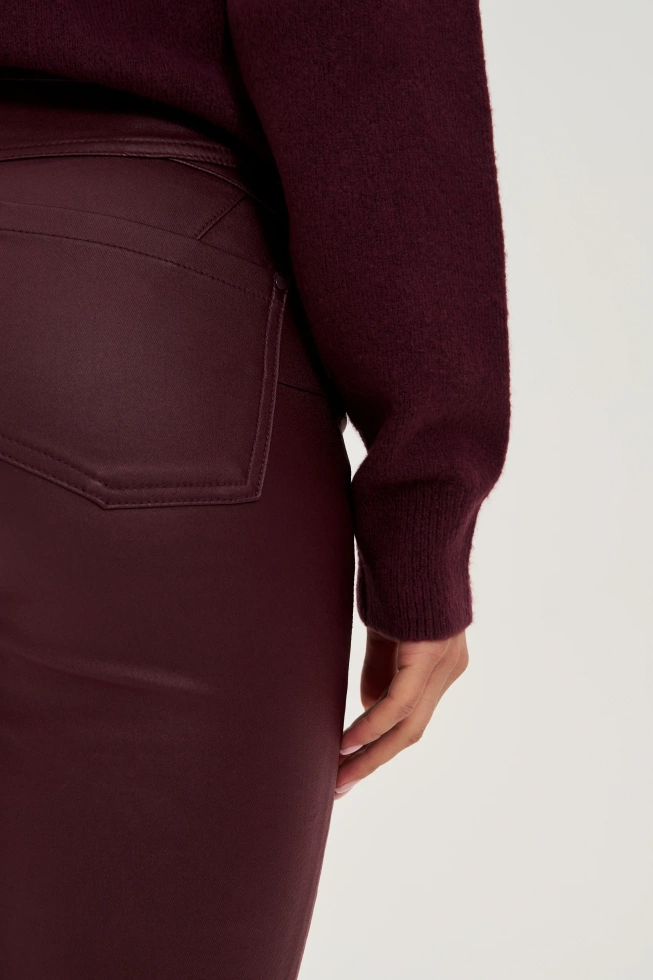 Woskowane spodnie burgundowe