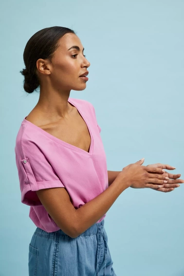 Bluzka z podwijanymi rękawami różowa