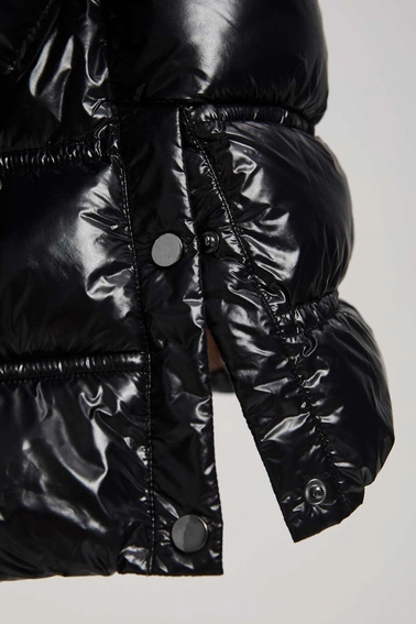 Krótka pikowana czarna kurtka z kapturem