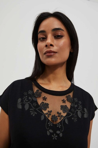 Bluzka z ażurowym dekoltem i wzorem kwiatów czarna