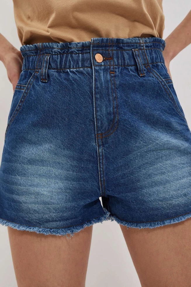 Szorty z postrzępioną nogawką