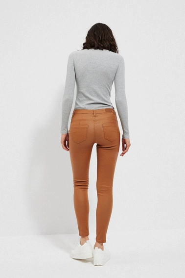 Woskowane spodnie o dopasowanym kroju karmelowe