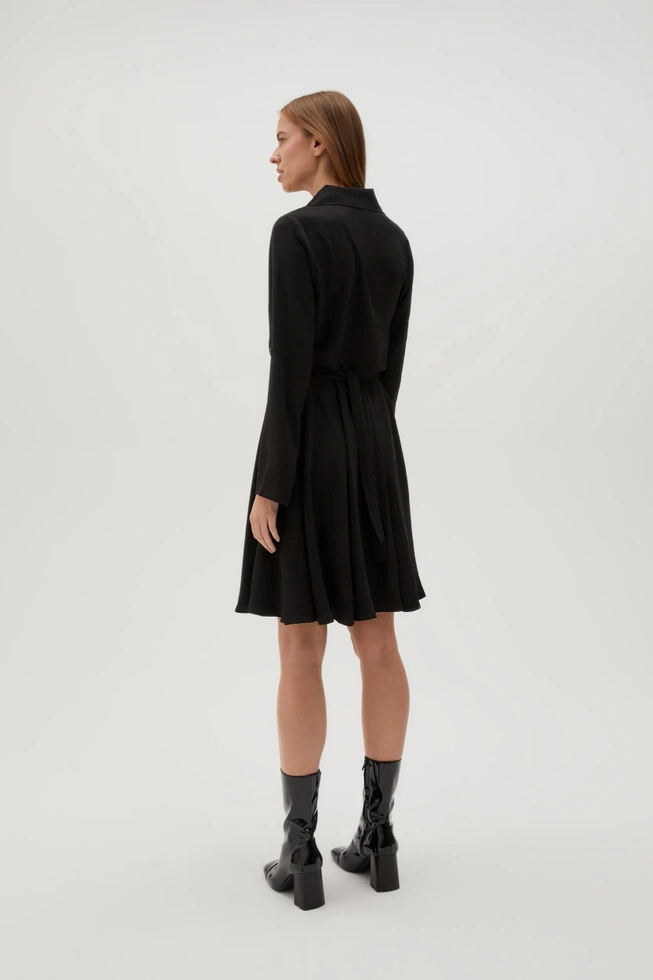 Koszulowa sukienka z eleganckim paskiem czarna