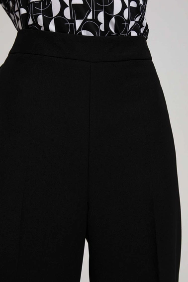 Gładkie spodnie z szerokimi nogawkami