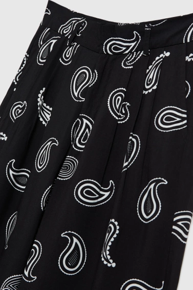 Spodnie z delikatnym wzorem czarne 