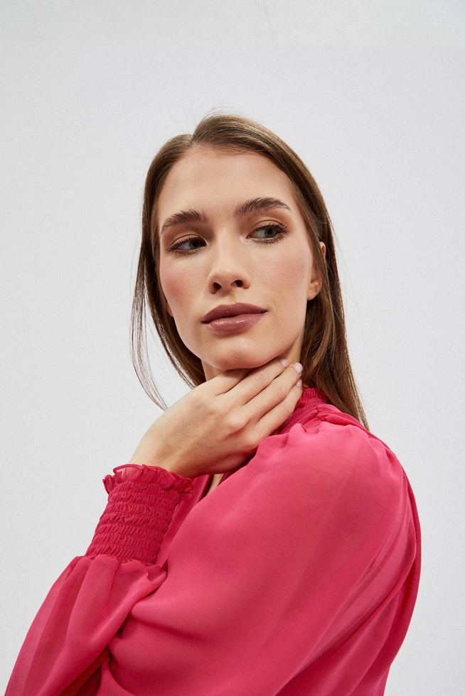 Sukienka z falbaną i bufiastymi rękawami