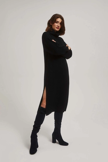 Swetrowa sukienka z golfem czarna