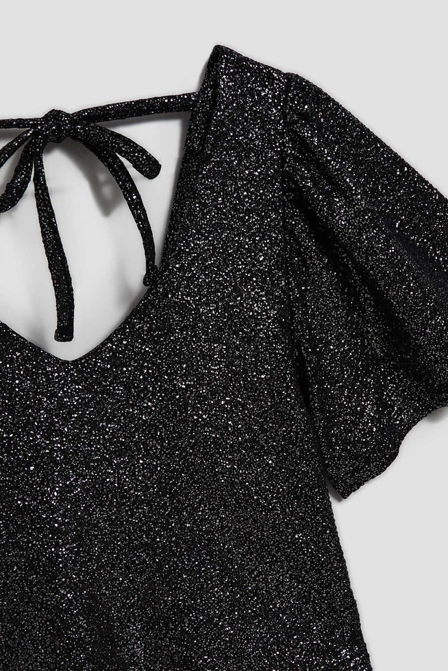 Bluzka z dekoltem w serek i bufiastymi krótkimi rękawami czarna