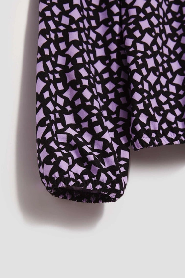 Wzorzysta bluzka z dekoltem w serek lawendowa