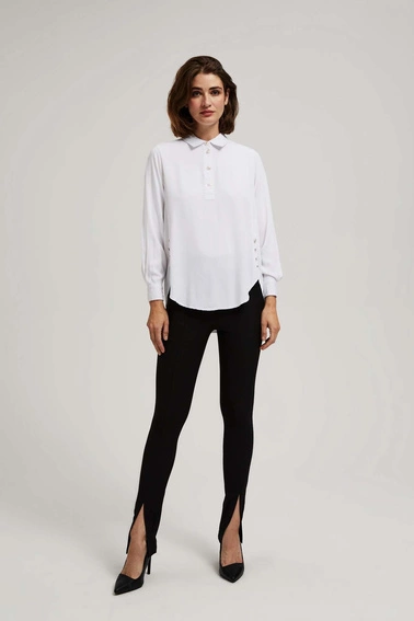 Koszula z ozdobnymi guzikami na dekolcie i rękawach biała
