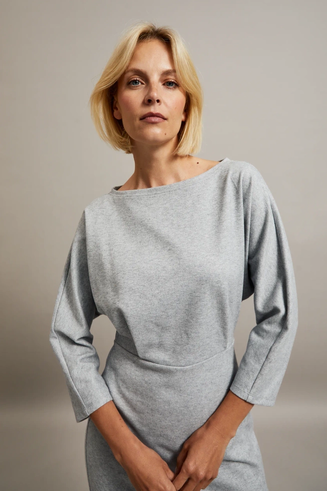 Gładka sukienka o długości przed kolano szara