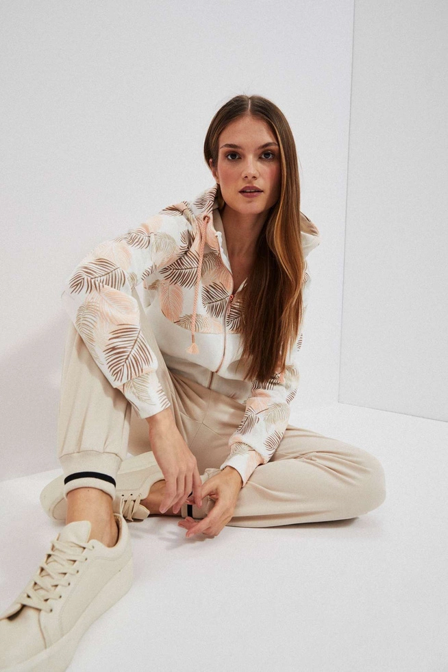 Bluza z kapturem i nadrukiem liści perłowa