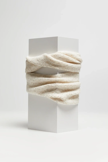 Komin ze strukturalnego materiału beżowy