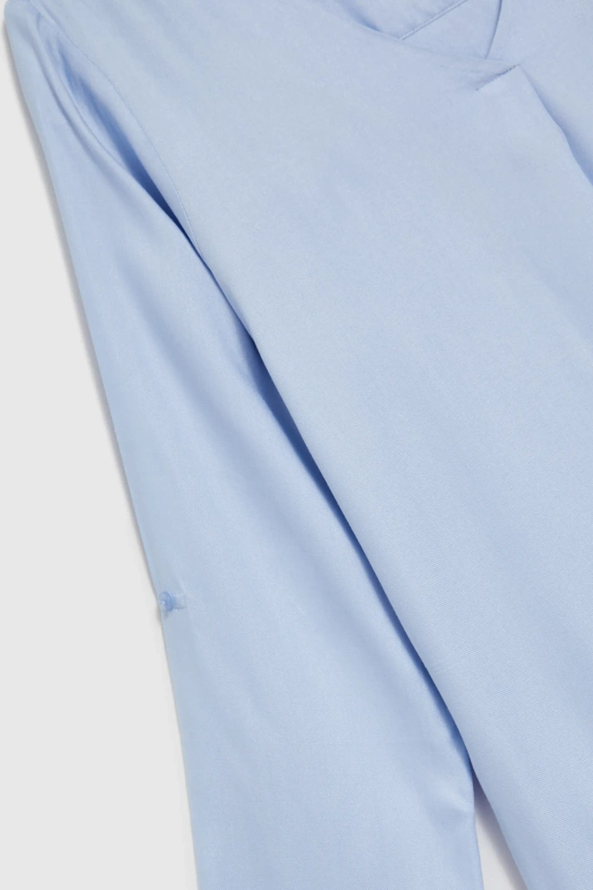 Gładka koszula z dekoltem w serek błękitna