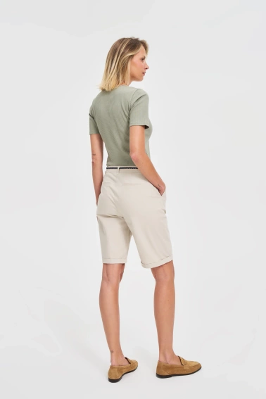 Bawełniane szorty z paskiem beżowe