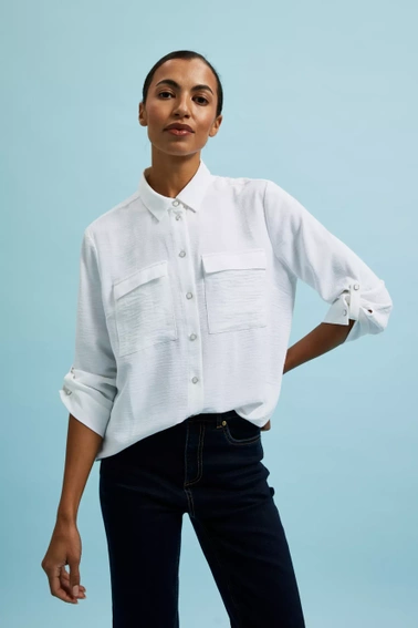 Koszula z ozdobnymi guzikami i kołnierzykiemi biała