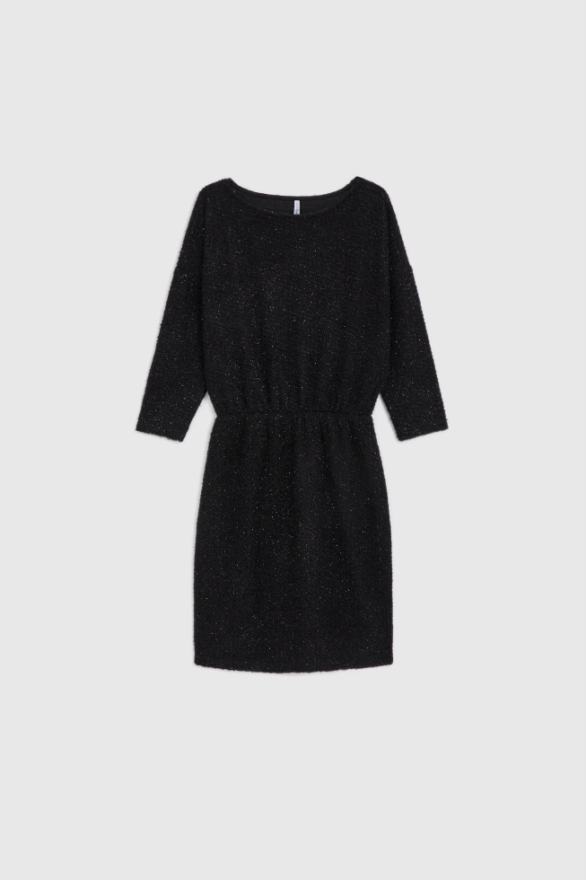 Sukienka ozdobiona błyszczącą nitką czarna