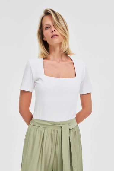 Bluzka z dekoltem karo biała