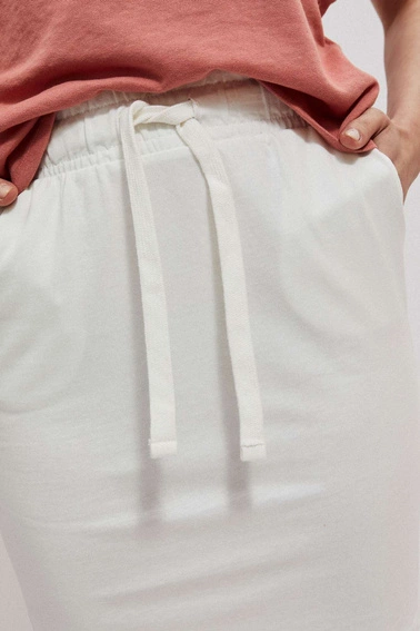 Gładka spódnica przed kolano perłowa