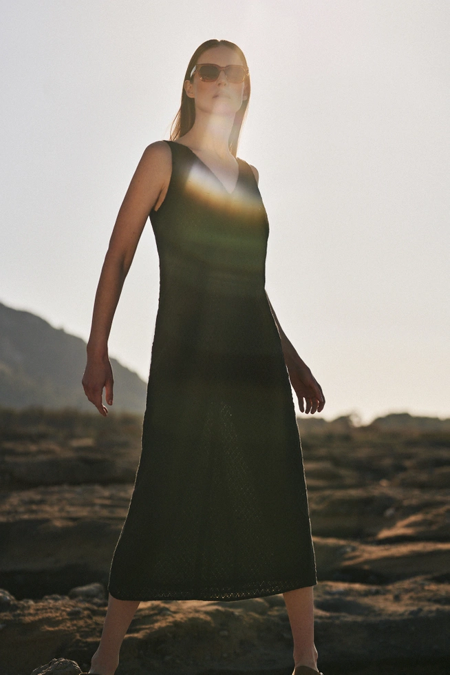 Ażurowa sukienka z dekoltem w serek czarna