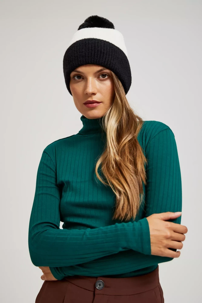 Czapka z pomponem czarno-biała