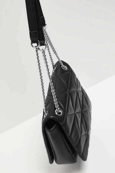 Pikowana torebka z regulowanym uchwytem czarna