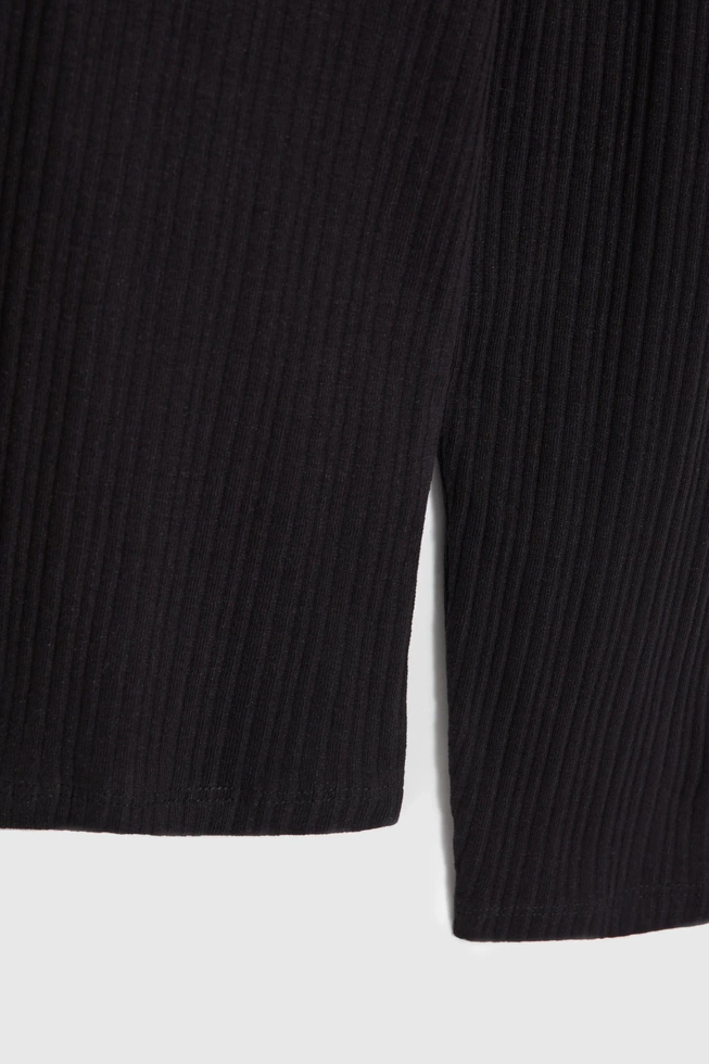 Prążkowany golf z długimi rękawami czarny