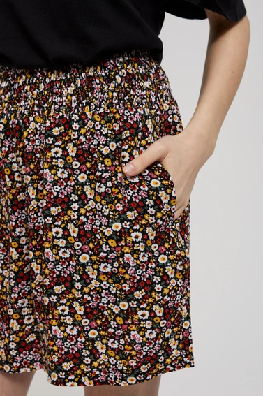 Szorty w kwiatki z gumą w pasie czarne